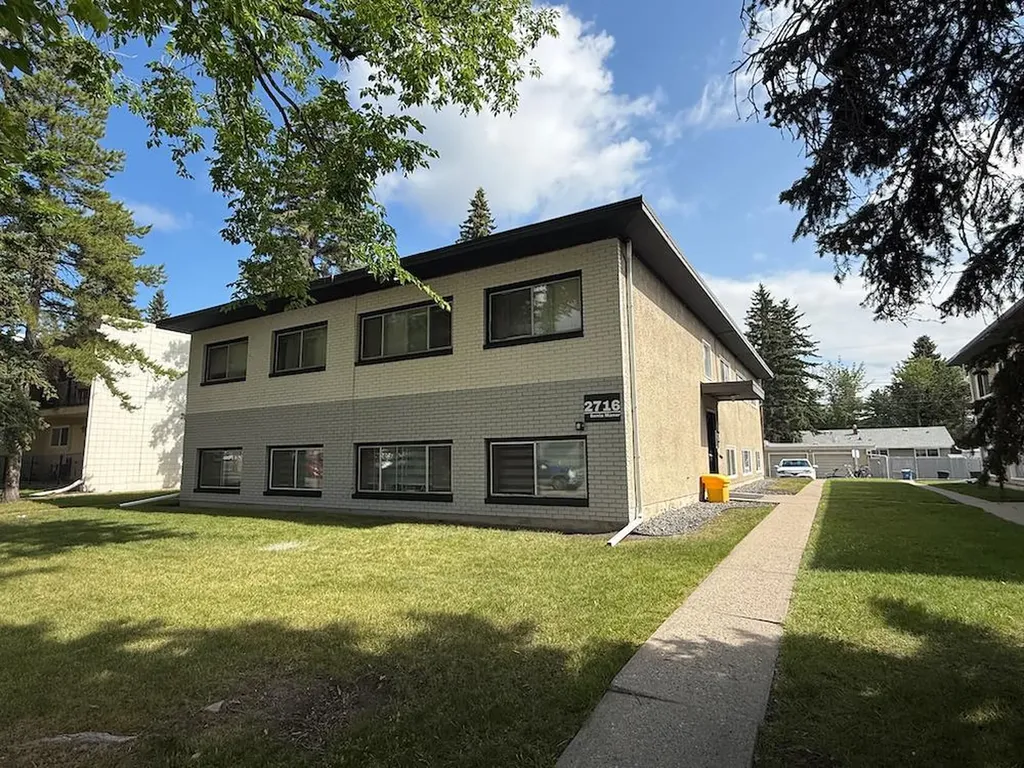 2712/2716 Brentwood Boulevard NW Calgary AB T2L 1J4