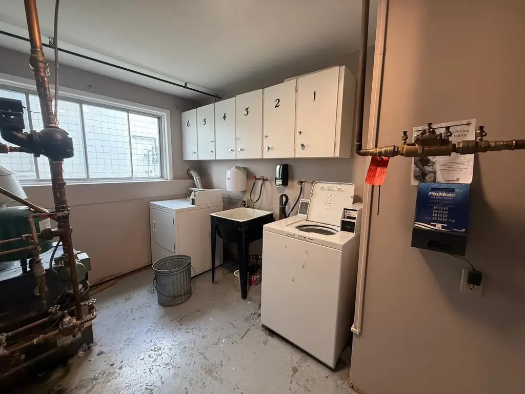 2712/2716 Brentwood Boulevard NW Calgary AB T2L 1J4