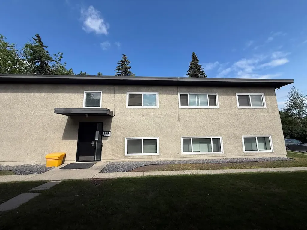 2712/2716 Brentwood Boulevard NW Calgary AB T2L 1J4
