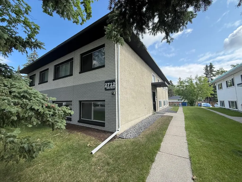 2712/2716 Brentwood Boulevard NW Calgary AB T2L 1J4