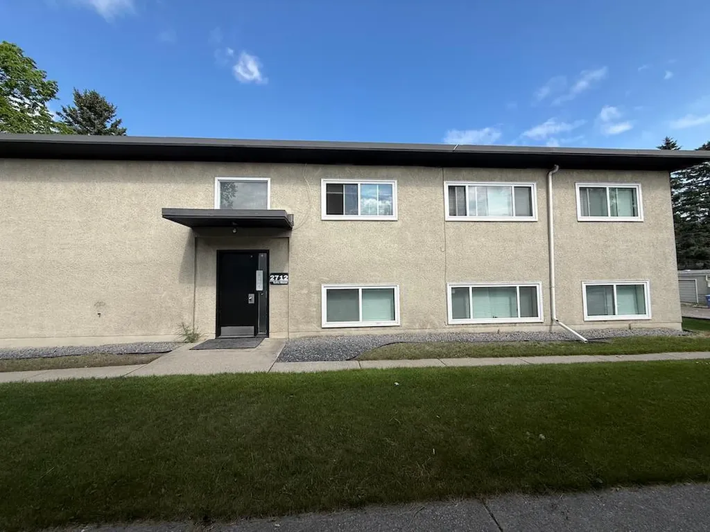 2712/2716 Brentwood Boulevard NW Calgary AB T2L 1J4