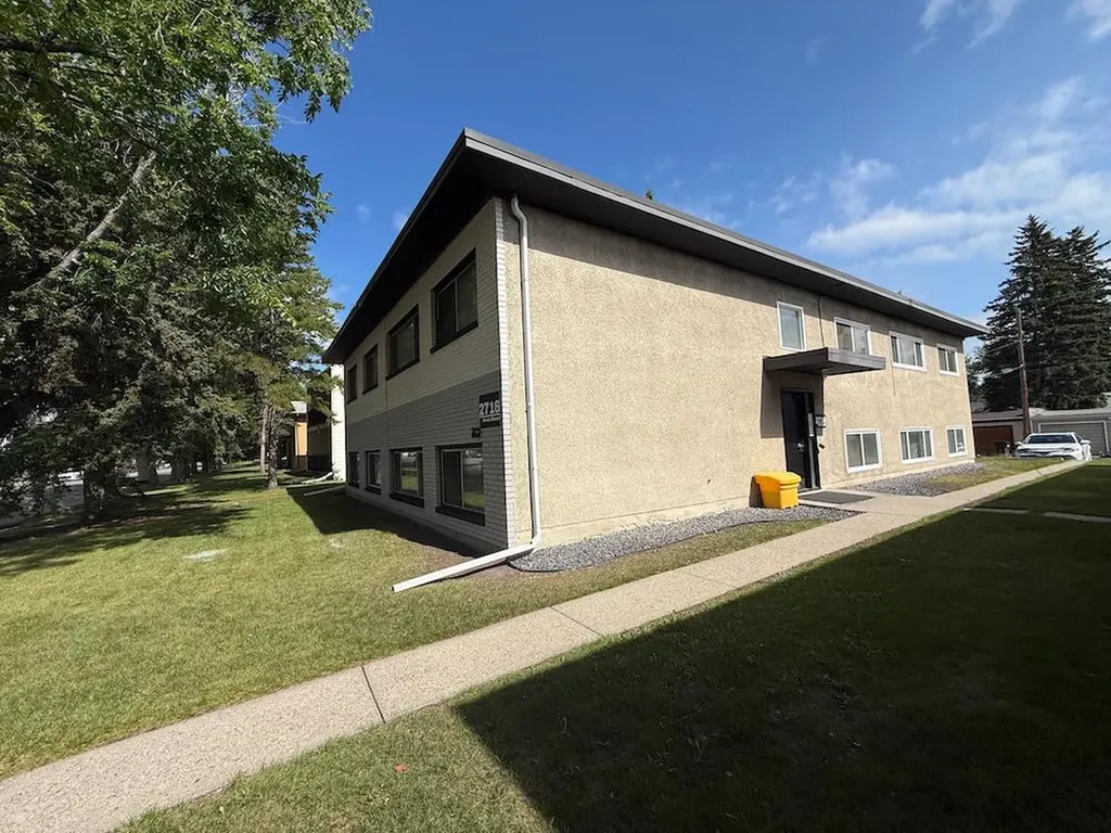 2712/2716 Brentwood Boulevard NW Calgary AB T2L 1J4