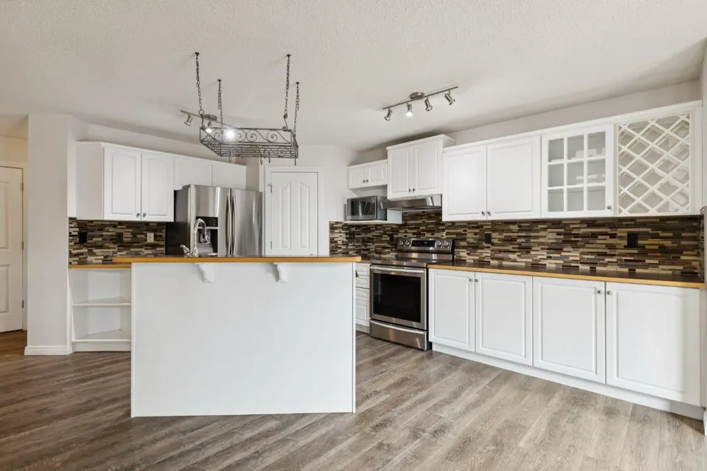 26 Spring Mews SW Calgary AB T3H 3V1