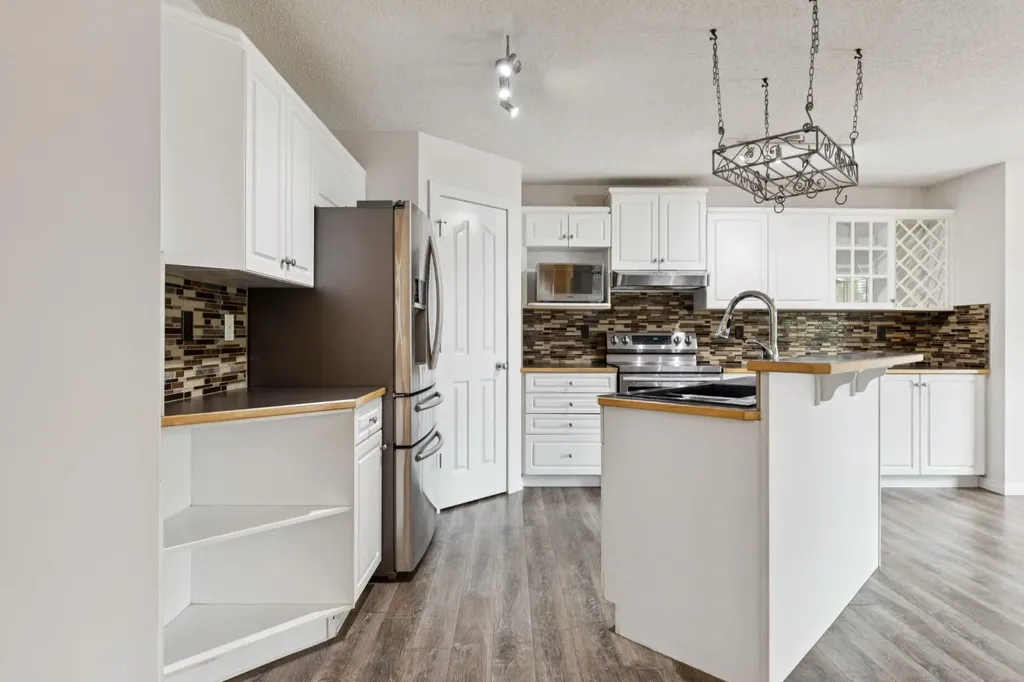 26 Spring Mews SW Calgary AB T3H 3V1