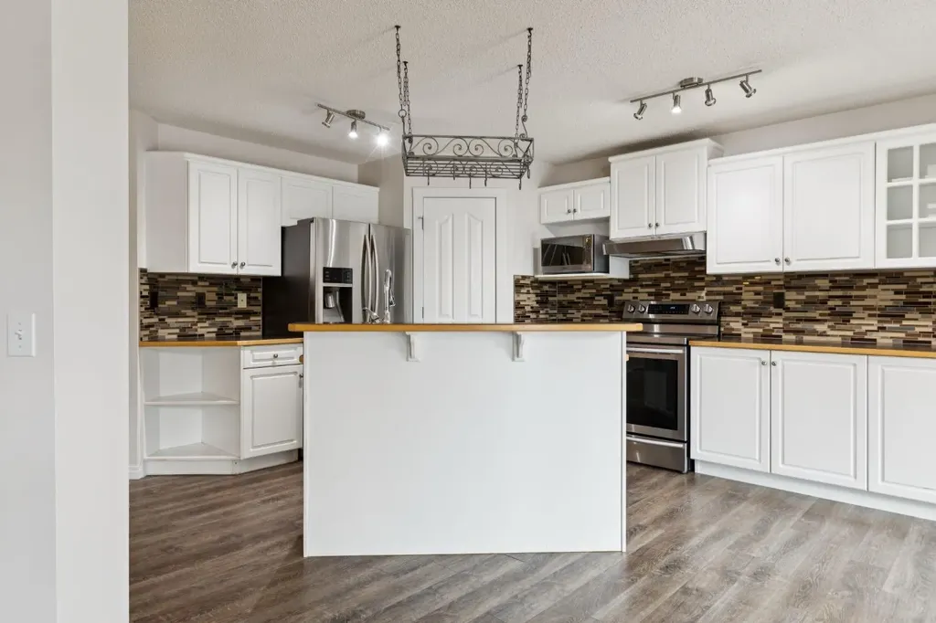 26 Spring Mews SW Calgary AB T3H 3V1
