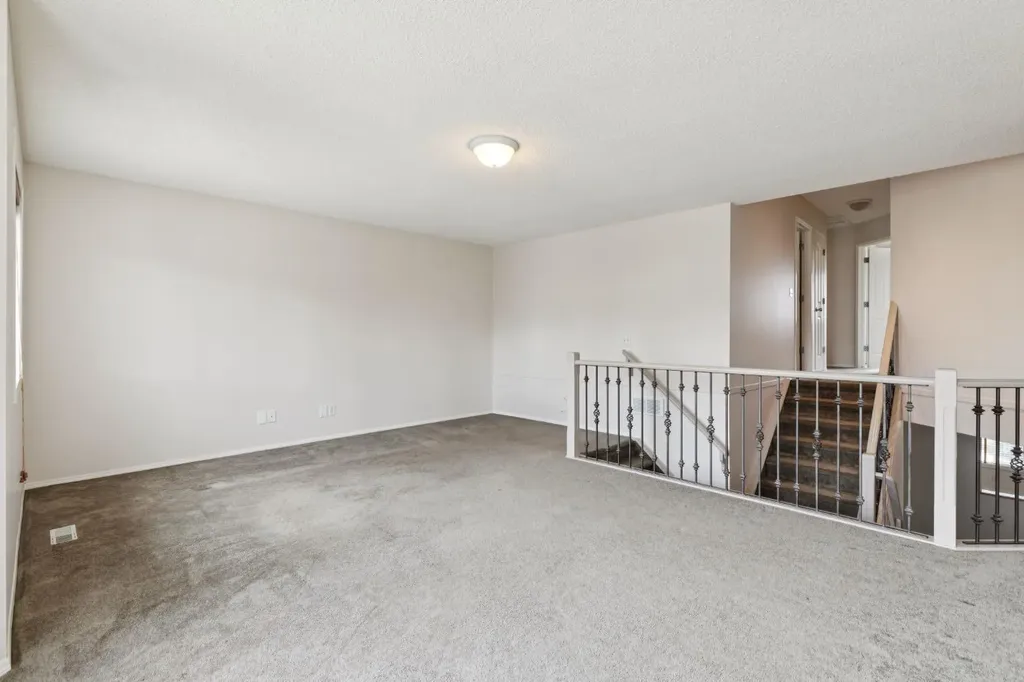 26 Spring Mews SW Calgary AB T3H 3V1