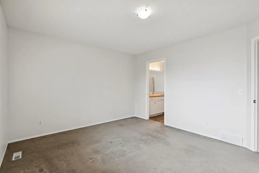 26 Spring Mews SW Calgary AB T3H 3V1