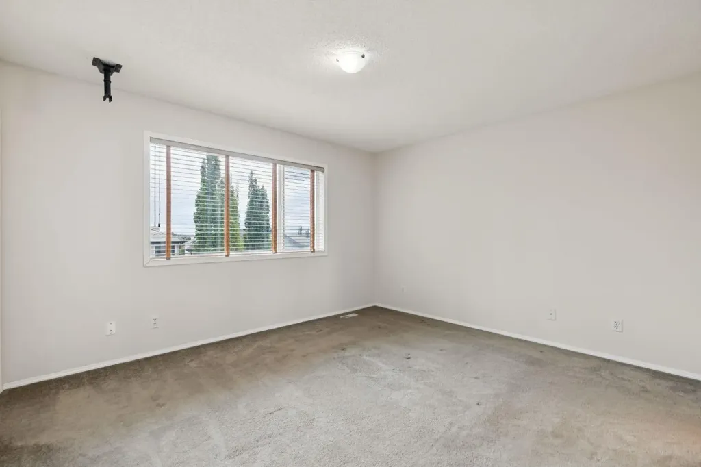 26 Spring Mews SW Calgary AB T3H 3V1