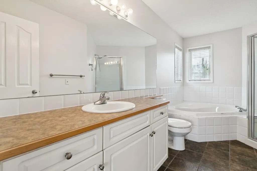 26 Spring Mews SW Calgary AB T3H 3V1