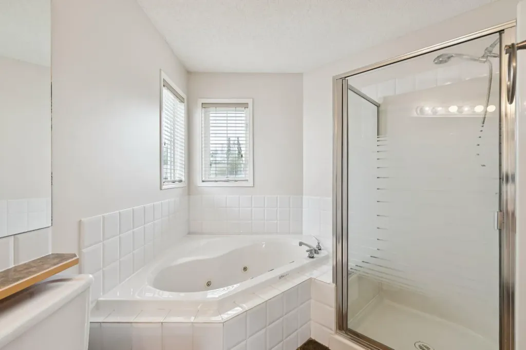 26 Spring Mews SW Calgary AB T3H 3V1