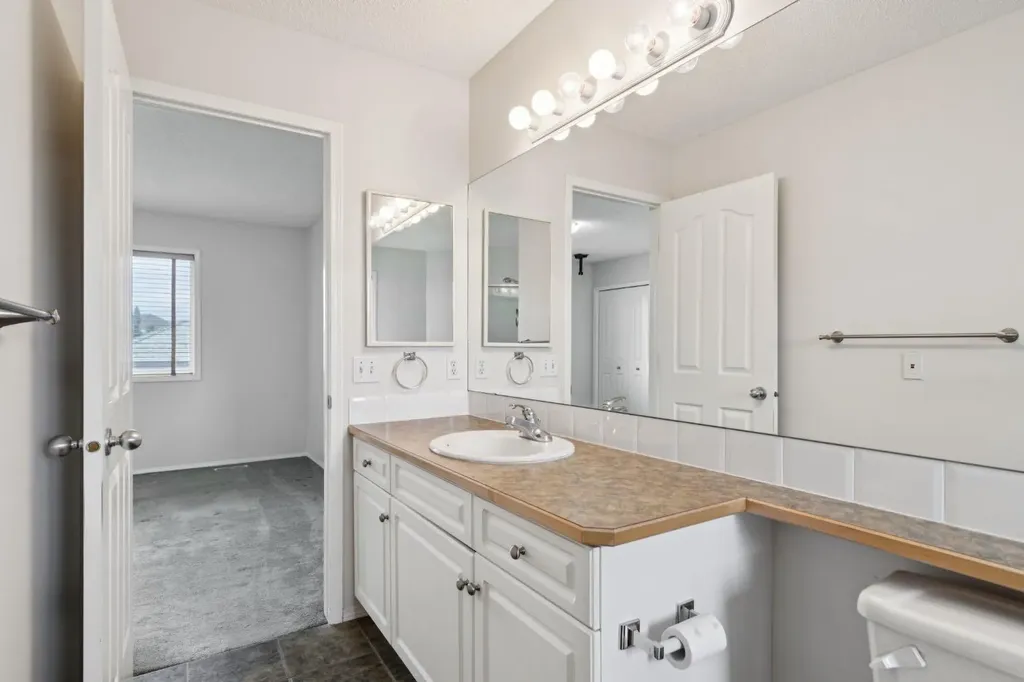 26 Spring Mews SW Calgary AB T3H 3V1