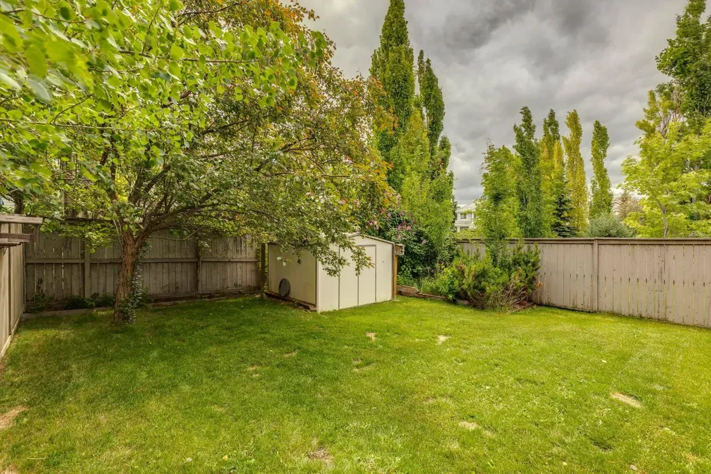 26 Spring Mews SW Calgary AB T3H 3V1