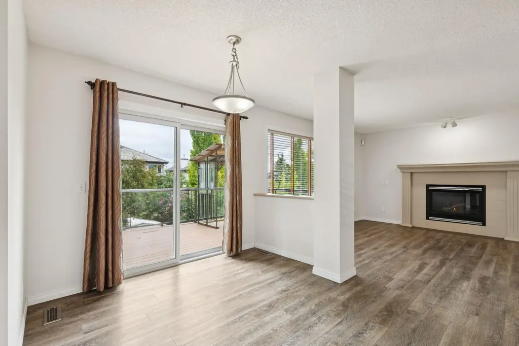 26 Spring Mews SW Calgary AB T3H 3V1