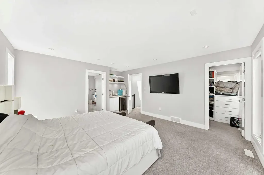 3014 Cochrane Road NW Calgary AB T2M4J3