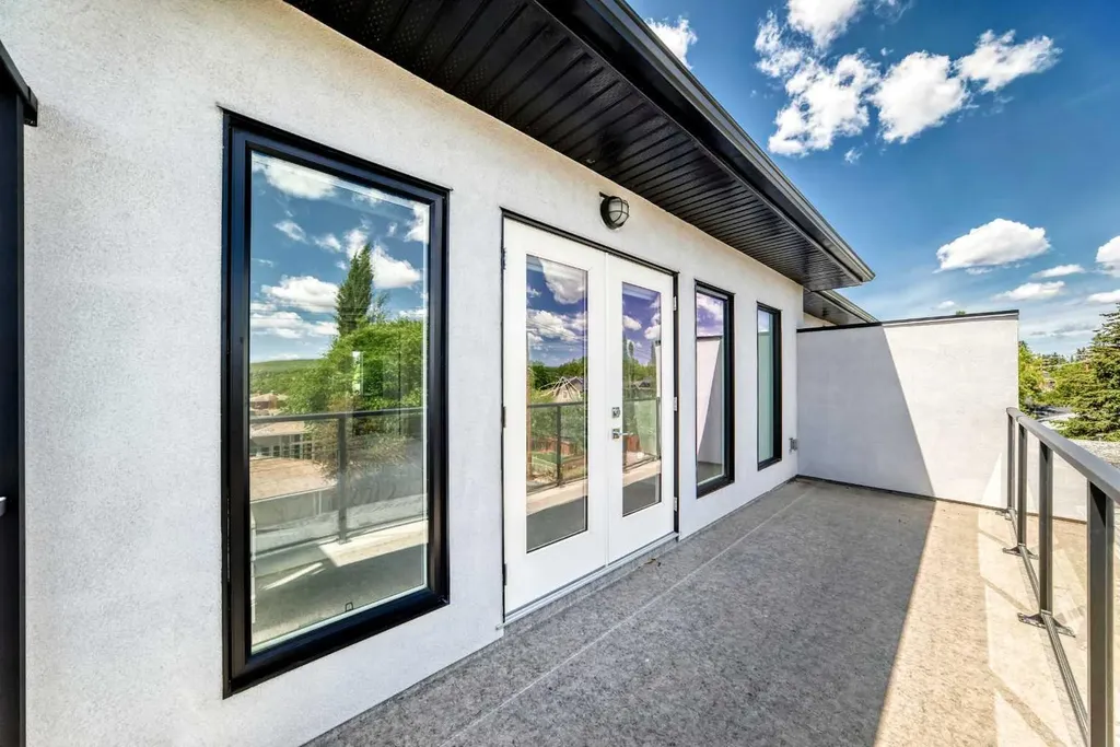 3014 Cochrane Road NW Calgary AB T2M4J3