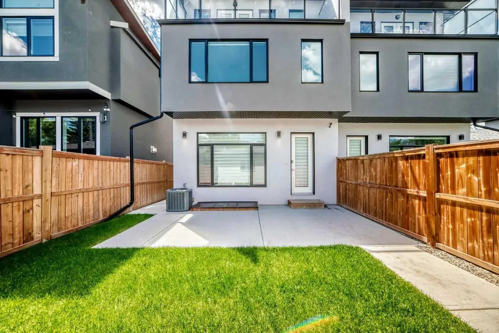 3014 Cochrane Road NW Calgary AB T2M4J3