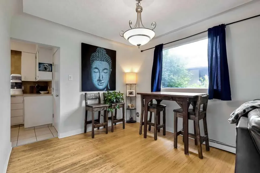 15 Glenway Drive SW Calgary AB T3E 4T7