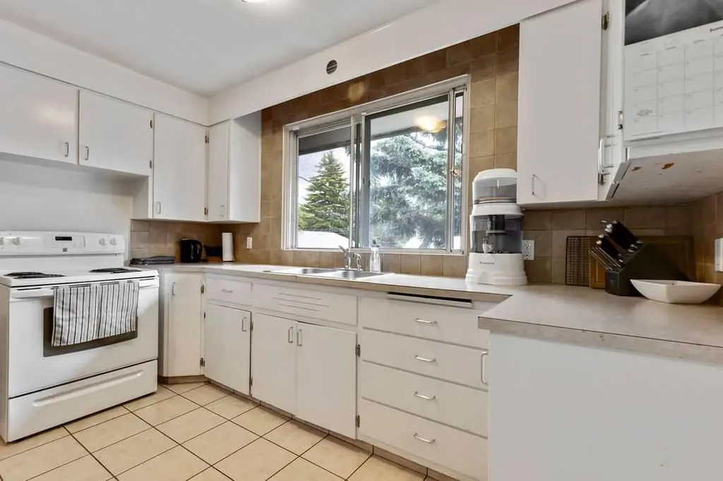 15 Glenway Drive SW Calgary AB T3E 4T7