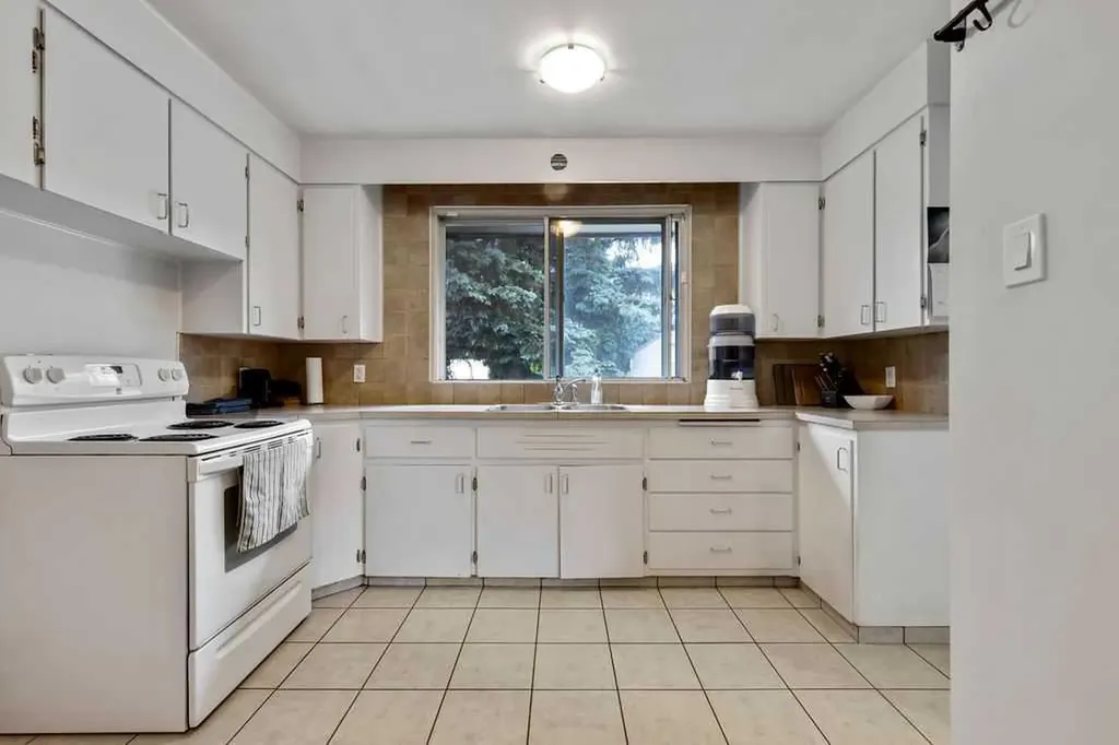 15 Glenway Drive SW Calgary AB T3E 4T7