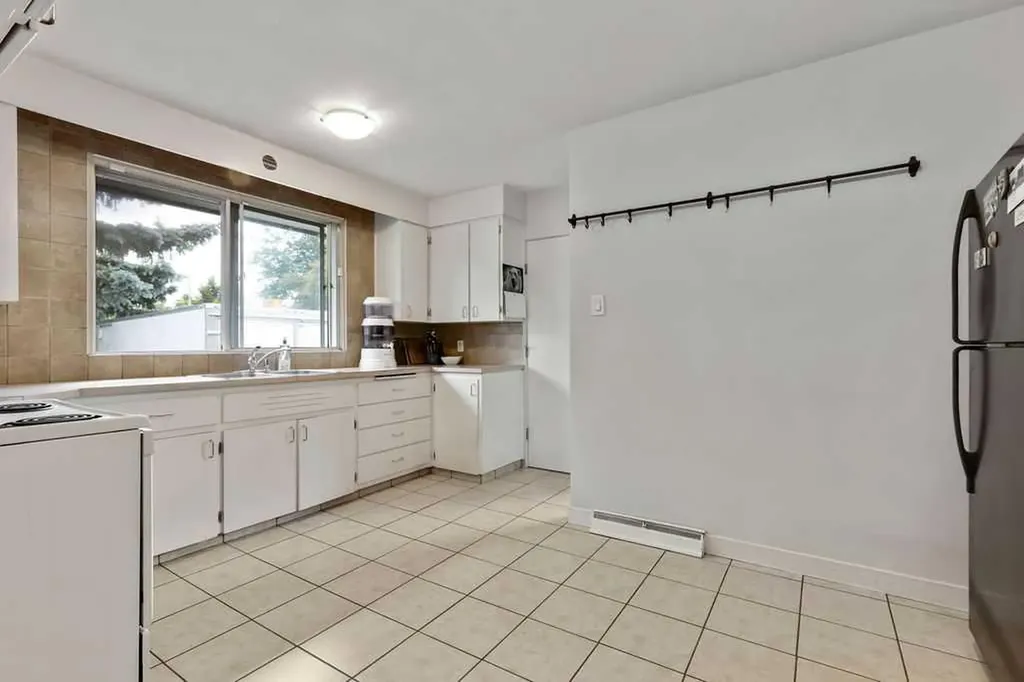 15 Glenway Drive SW Calgary AB T3E 4T7