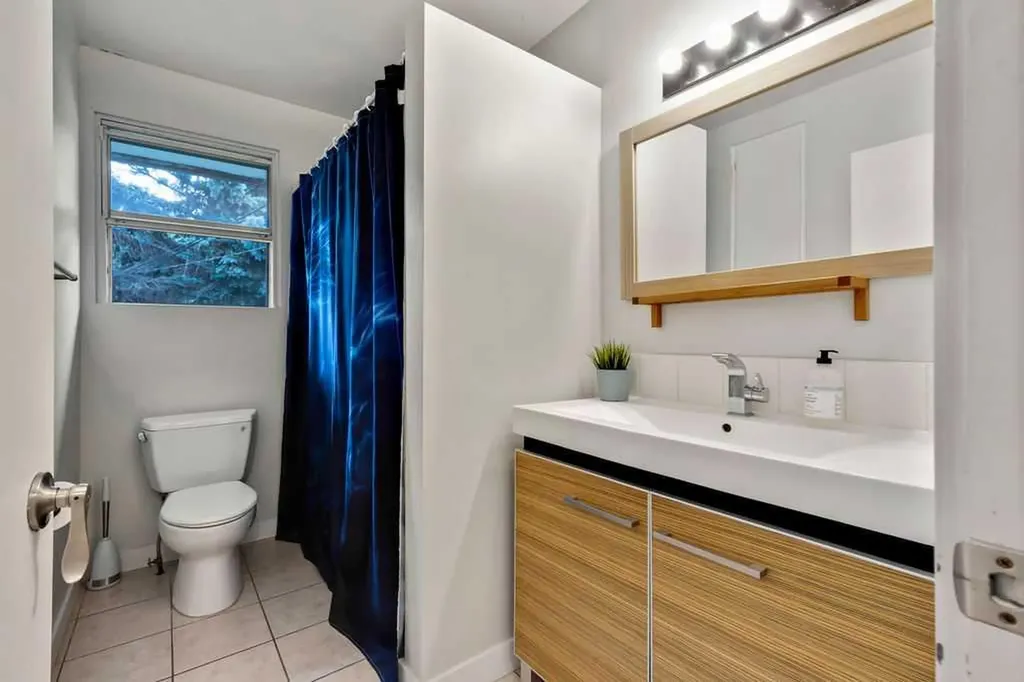 15 Glenway Drive SW Calgary AB T3E 4T7