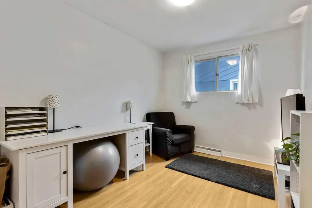 15 Glenway Drive SW Calgary AB T3E 4T7