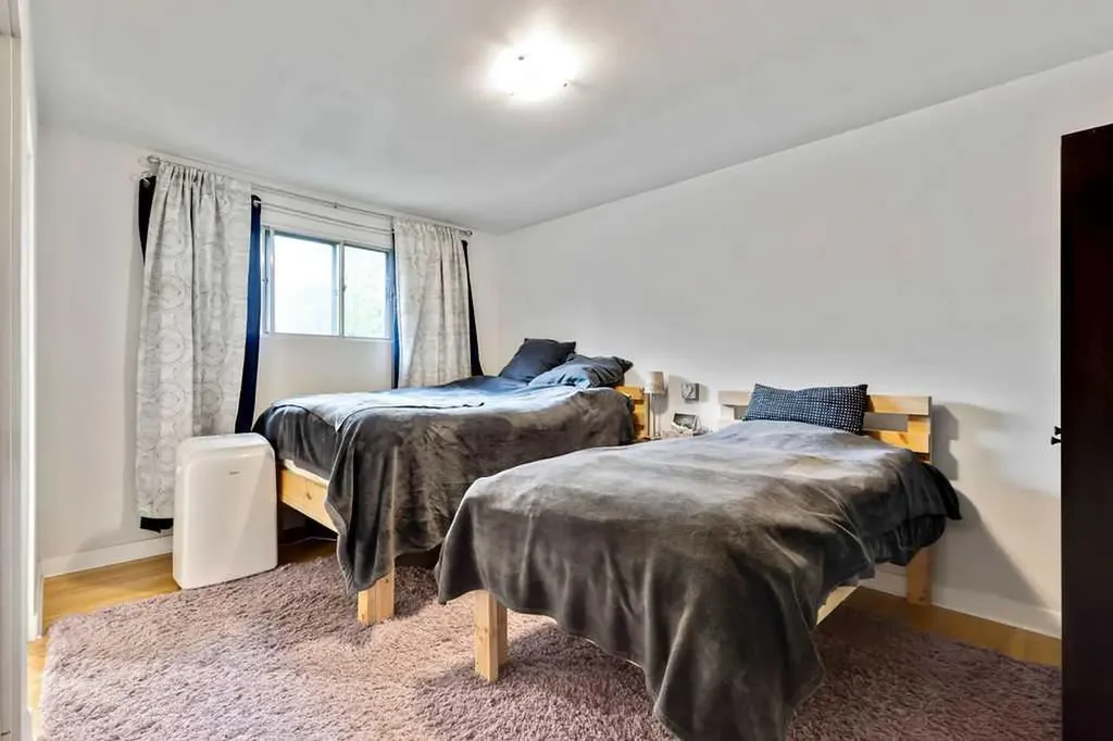 15 Glenway Drive SW Calgary AB T3E 4T7