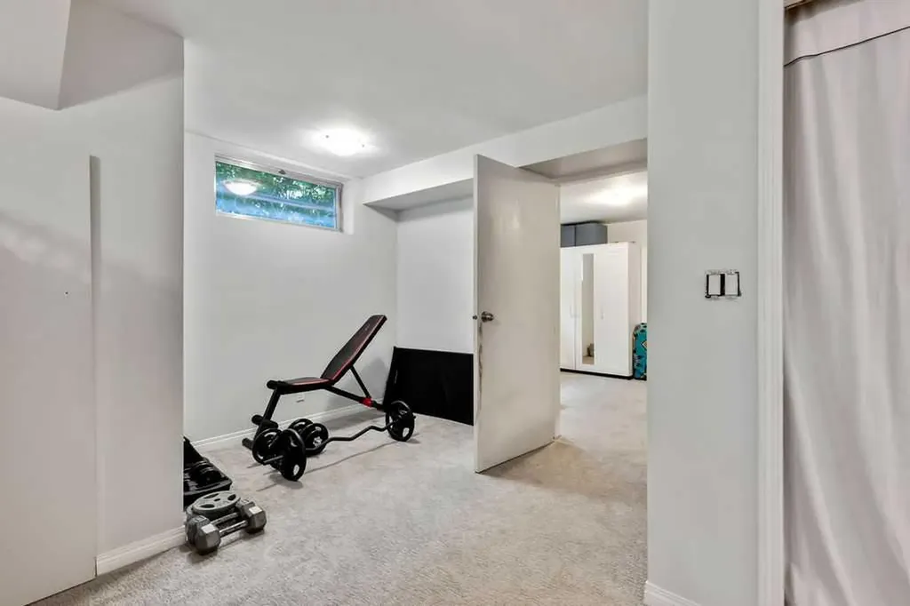 15 Glenway Drive SW Calgary AB T3E 4T7