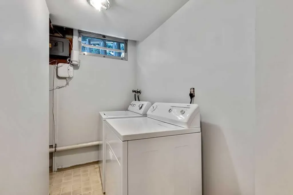 15 Glenway Drive SW Calgary AB T3E 4T7