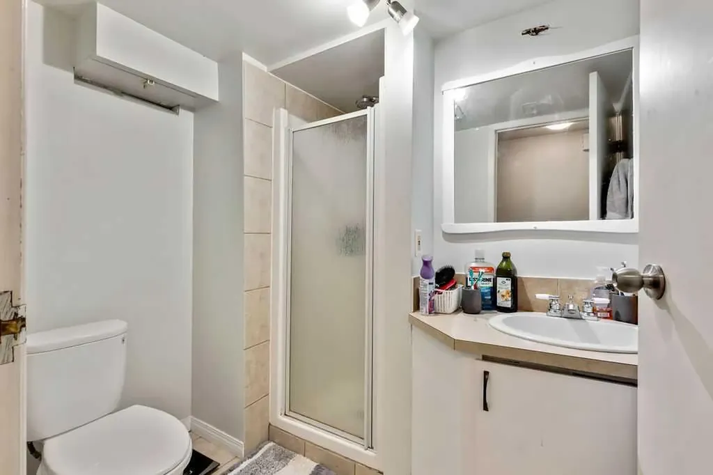 15 Glenway Drive SW Calgary AB T3E 4T7