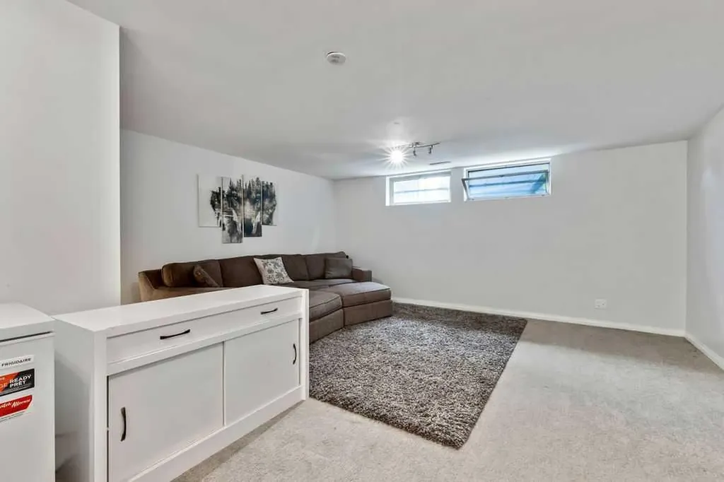 15 Glenway Drive SW Calgary AB T3E 4T7