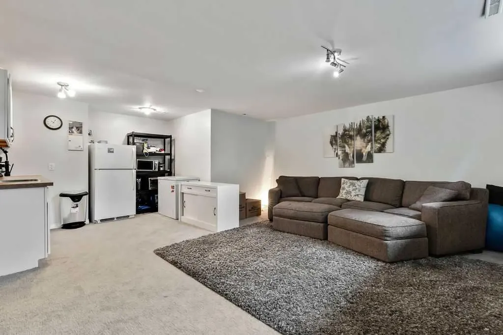 15 Glenway Drive SW Calgary AB T3E 4T7