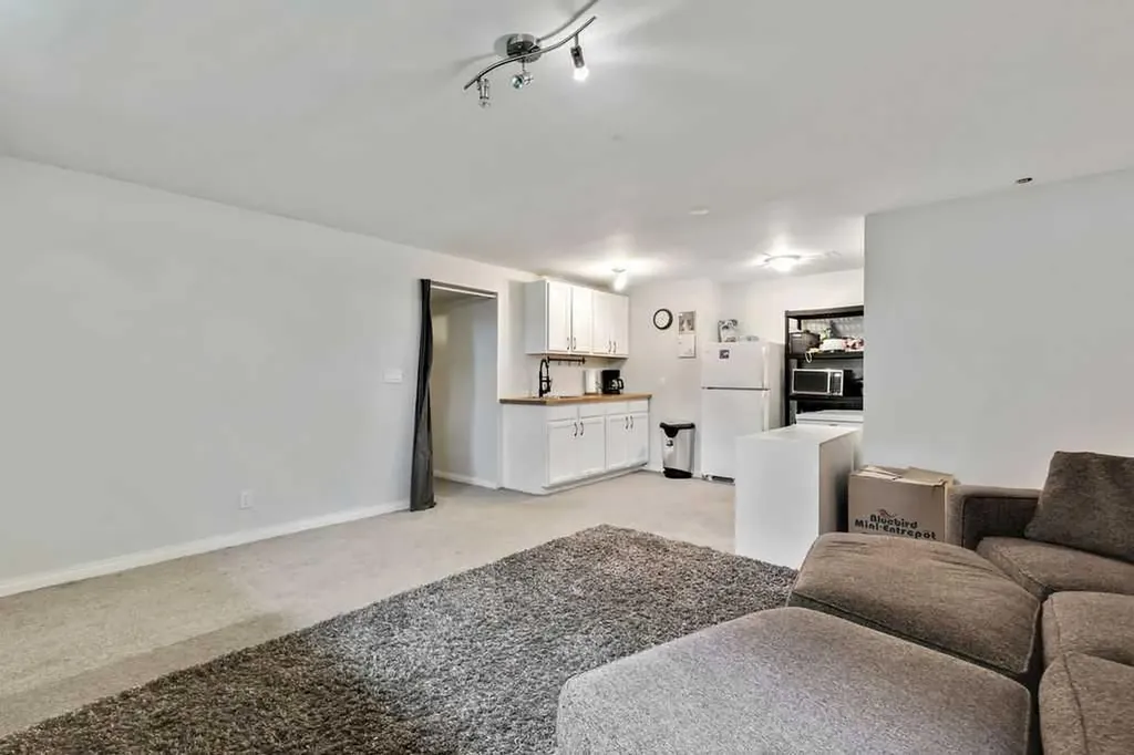 15 Glenway Drive SW Calgary AB T3E 4T7