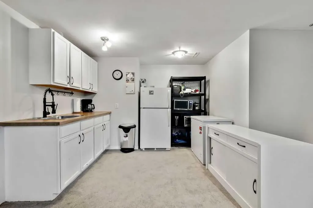 15 Glenway Drive SW Calgary AB T3E 4T7