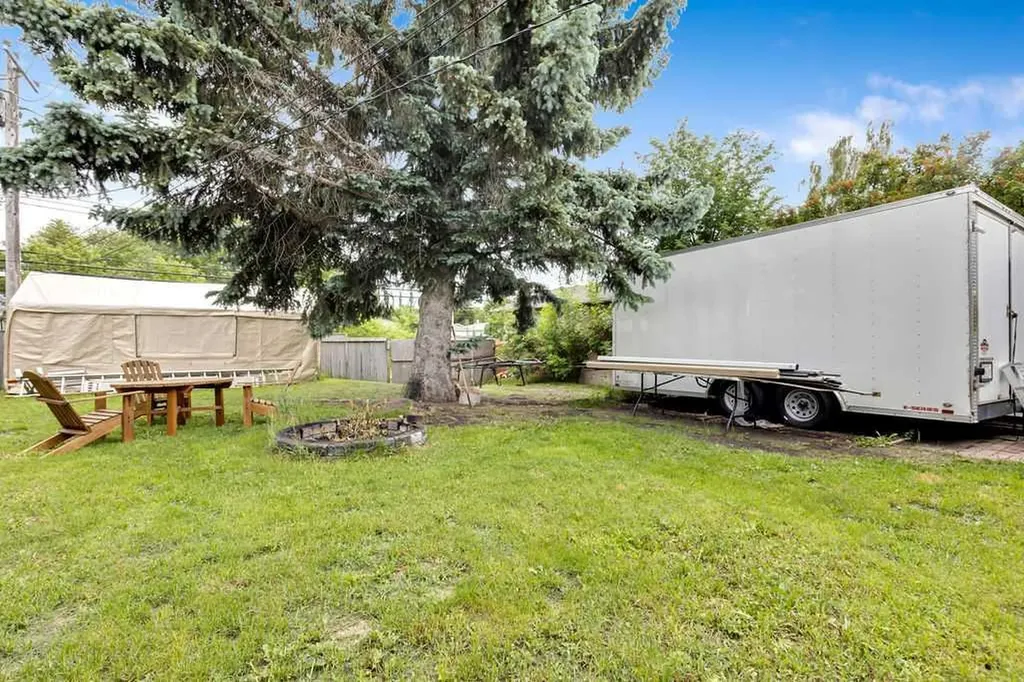 15 Glenway Drive SW Calgary AB T3E 4T7