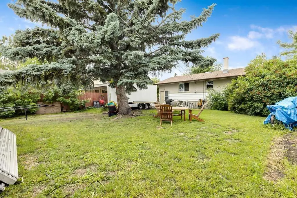 15 Glenway Drive SW Calgary AB T3E 4T7