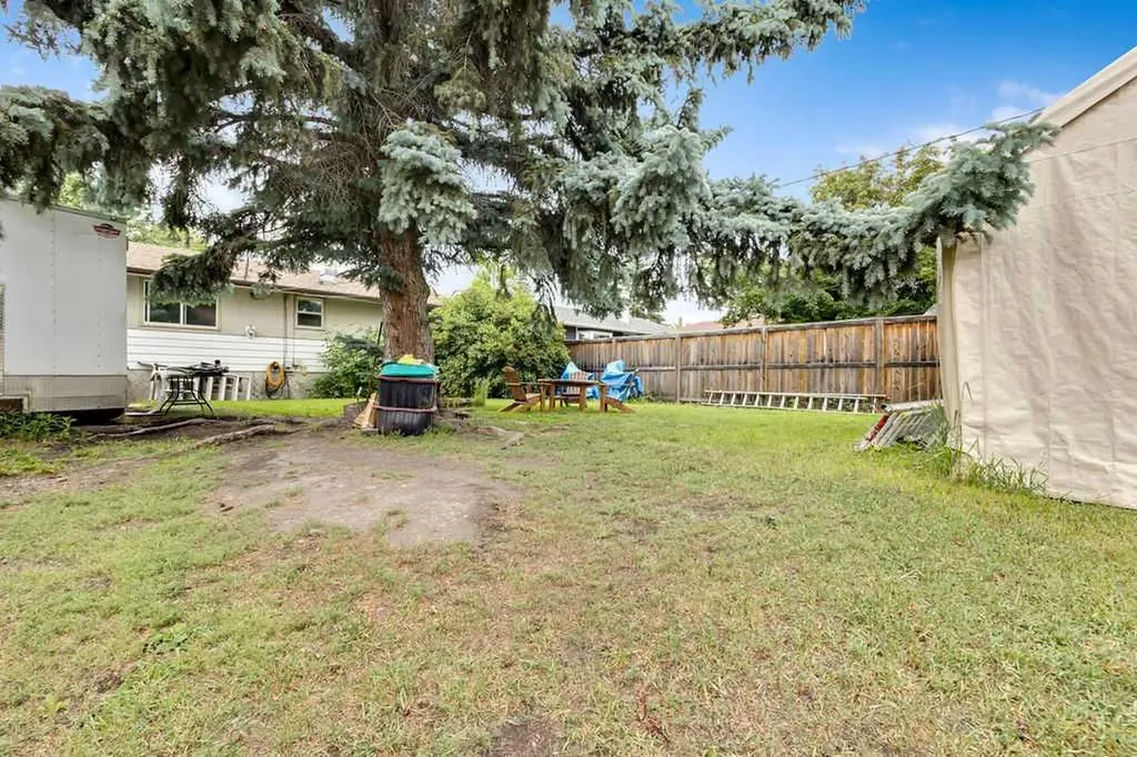 15 Glenway Drive SW Calgary AB T3E 4T7