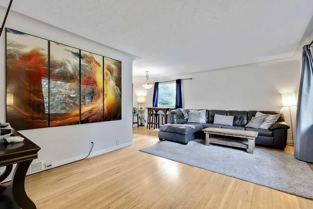 15 Glenway Drive SW Calgary AB T3E 4T7