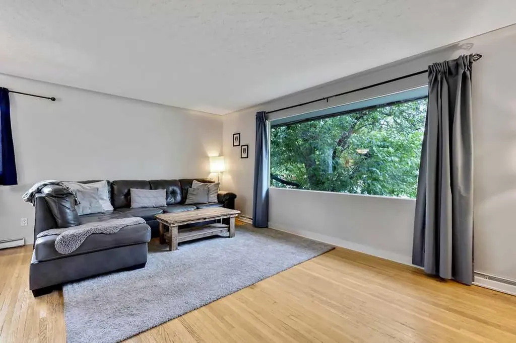 15 Glenway Drive SW Calgary AB T3E 4T7
