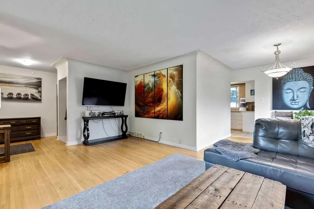 15 Glenway Drive SW Calgary AB T3E 4T7