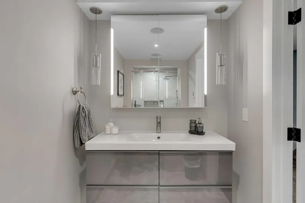 229 22 Avenue NE Calgary AB T2E 1T6