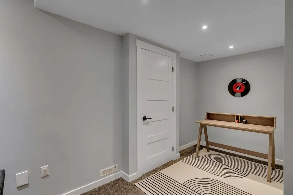 229 22 Avenue NE Calgary AB T2E 1T6