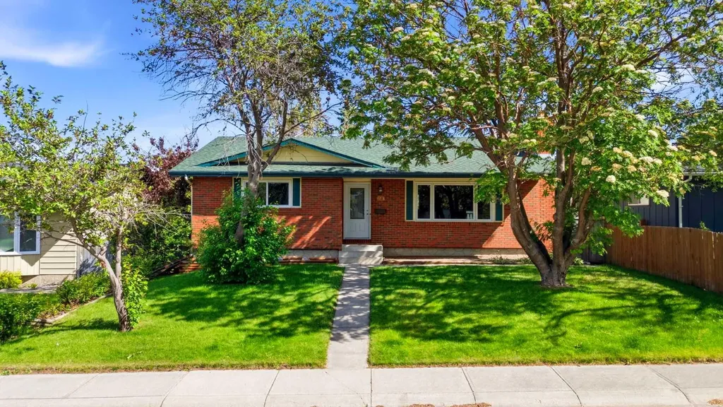 1251 Hunterquay Hill NW Calgary AB T2K 4T3