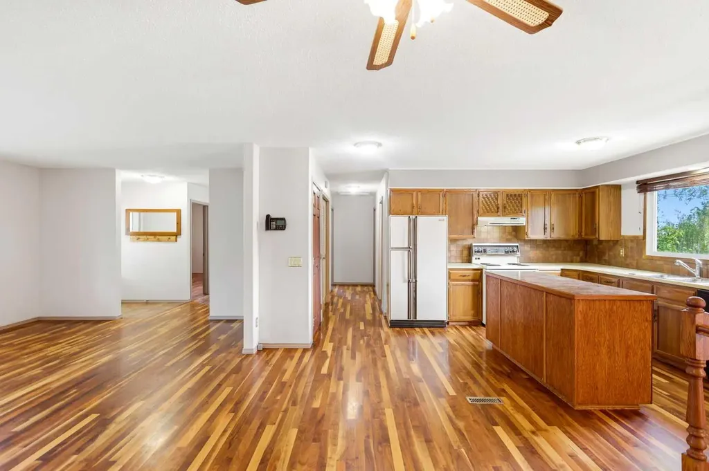 1251 Hunterquay Hill NW Calgary AB T2K 4T3