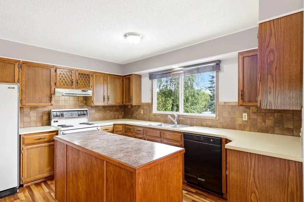 1251 Hunterquay Hill NW Calgary AB T2K 4T3