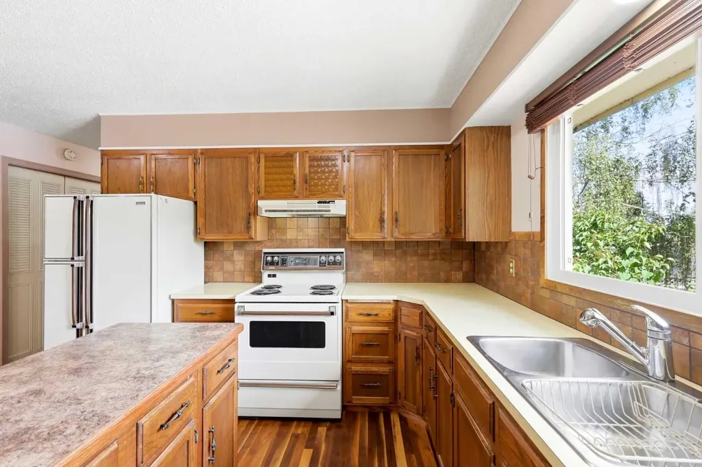 1251 Hunterquay Hill NW Calgary AB T2K 4T3