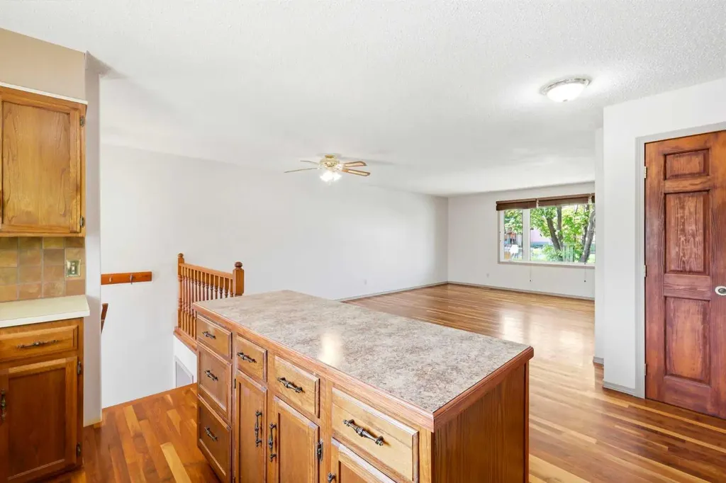 1251 Hunterquay Hill NW Calgary AB T2K 4T3