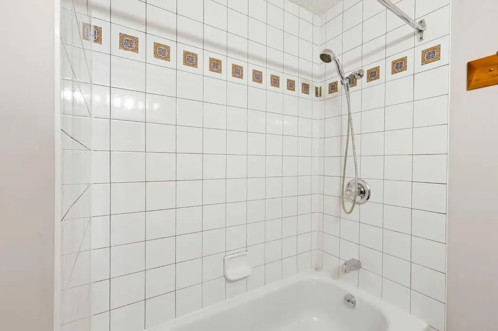 1251 Hunterquay Hill NW Calgary AB T2K 4T3