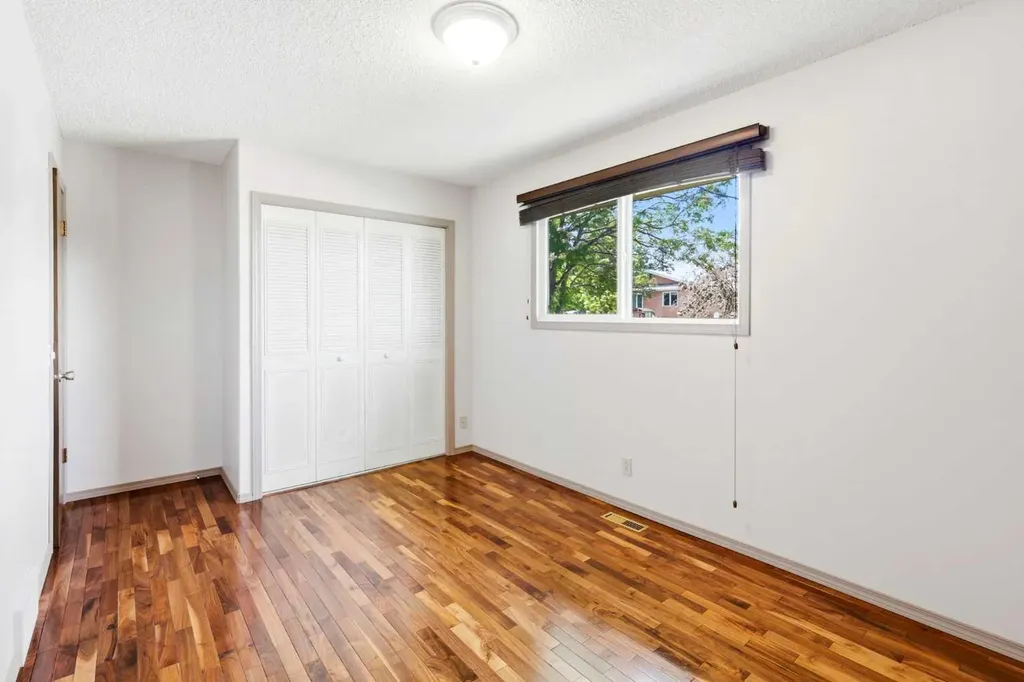1251 Hunterquay Hill NW Calgary AB T2K 4T3