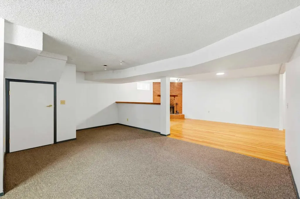 1251 Hunterquay Hill NW Calgary AB T2K 4T3